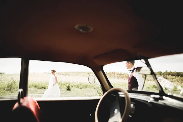 Brautpaar am Hochzeitstag im Luxus-Retro-Auto — Stockfoto