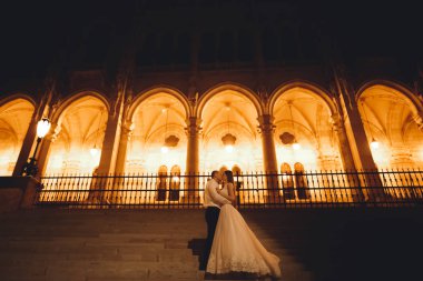 Lüks bir düğün çifti, gelin ve damat lüks şehirde poz veriyor.