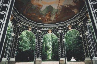 Mükemmel bir çift gelin ve damat düğün günlerinde poz verip öpüşürler.