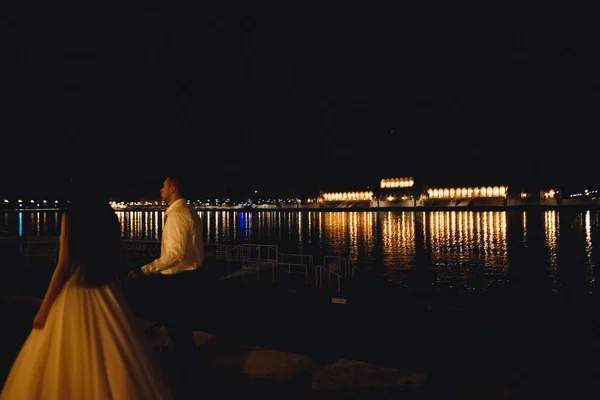 Gorgeous wedding couple walking in Budapest at night — Stock Photo, Image