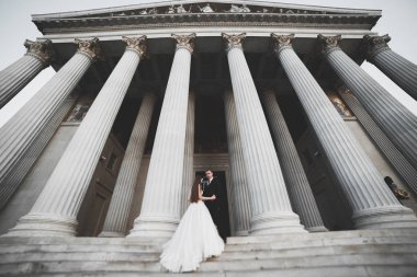 Güzel gelin ve damat evlendikleri gün kucaklaşıp öpüşüyorlar.