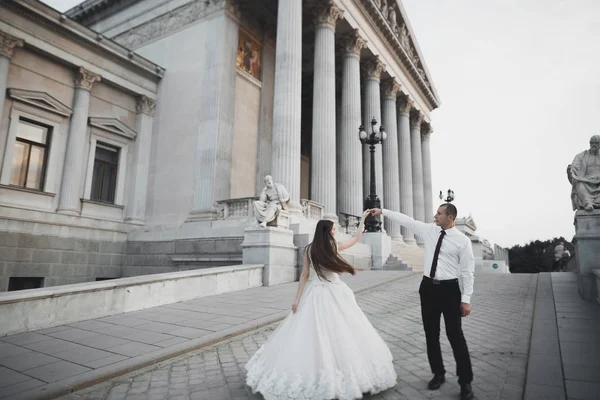 Прекрасная счастливая свадебная пара, невеста с длинным белым платьем — стоковое фото