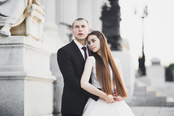 Luxury wedding couple, bride and groom posing in the city of Vienna — Stock Photo, Image