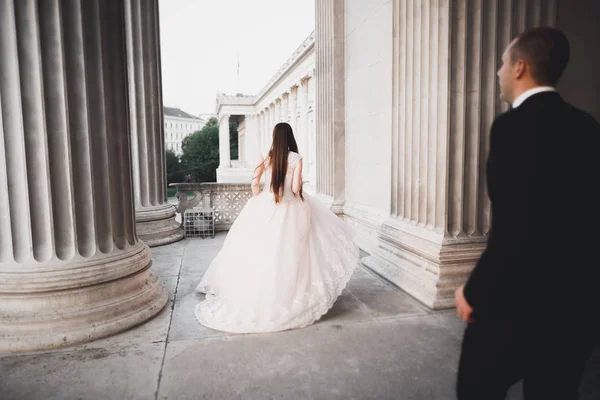 Luxe getrouwd echtpaar, bruid en bruidegom poseren in luxe stad — Stockfoto