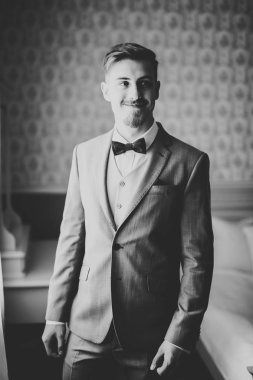 Damat sabah hazırlığı. Yakışıklı adam giyiniyor ve düğüne hazırlanıyor.