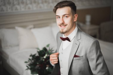 Damat sabah hazırlığı. Yakışıklı adam giyiniyor ve düğüne hazırlanıyor.