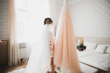 Zarif beyaz elbiseler içinde güzel bir gelin