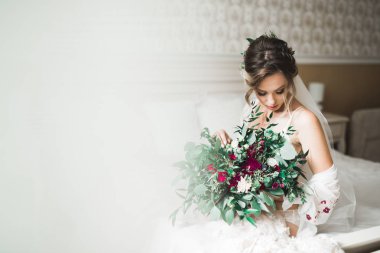 Zarif beyaz elbiseler içinde güzel bir gelin