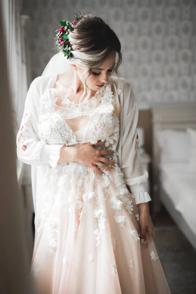 Piękny luksus panna młoda w eleganckiej białej sukience — Zdjęcie stockowe