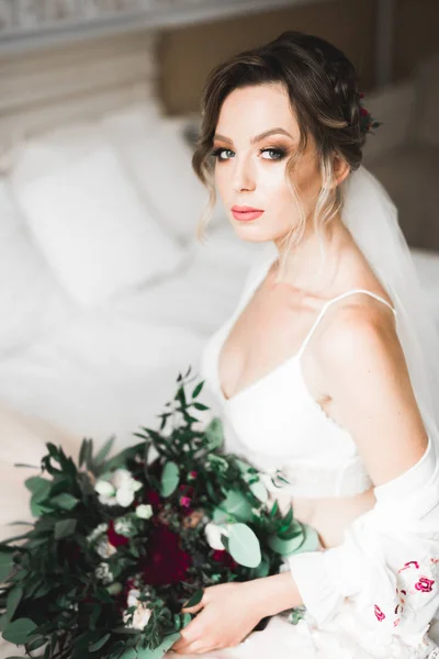 Vacker lyx brud i elegant vit klänning — Stockfoto