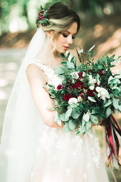 Belle mariée de mode en robe de mariée posant — Photo