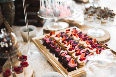 Lezzetli düğün resepsiyonu, tatlı masası.