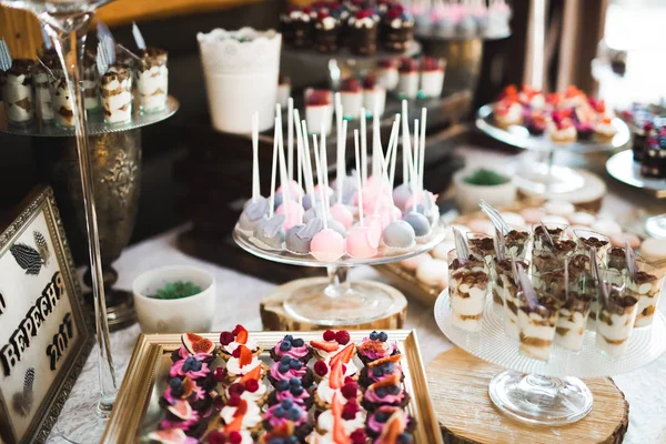 Bufet z różnych pysznych słodyczy, pomysłów na jedzenie, uroczystości — Zdjęcie stockowe