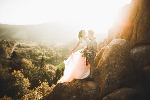 Magnifique couple de mariage embrasser et embrasser près de la montagne avec une vue parfaite — Photo