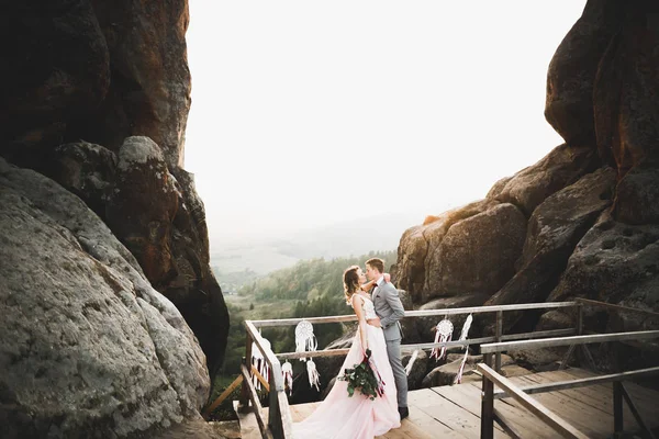 아름다운 부부가 산 근처에서 키스와 포옹을 하는 모습을 완벽하게 볼 수있다 — 스톡 사진