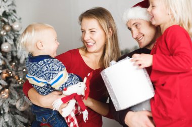 Noel ailesi hediye paketi, Noel ağacı iç tasarımı.