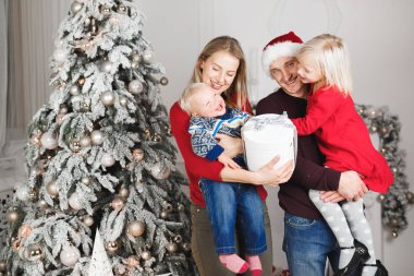 Noel ailesi hediye paketi, Noel ağacı iç tasarımı.