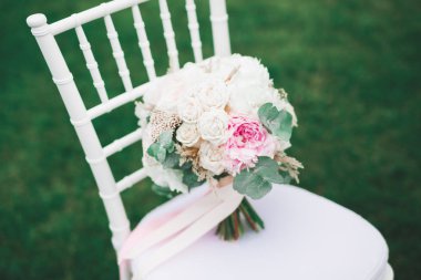 Farklı çiçeklerle güzel bir düğün buketi, güller