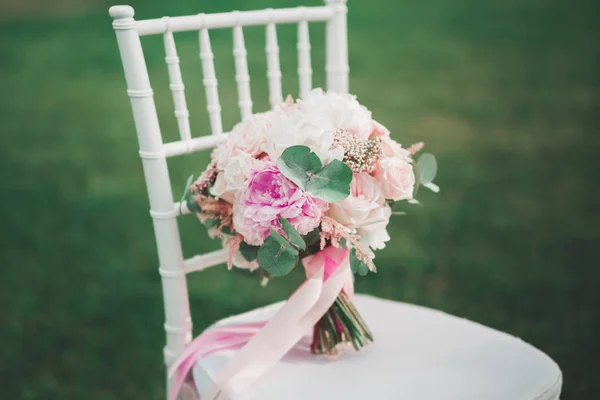 Wonderful luxury wedding bouquet of different flowers — Stock Photo, Image