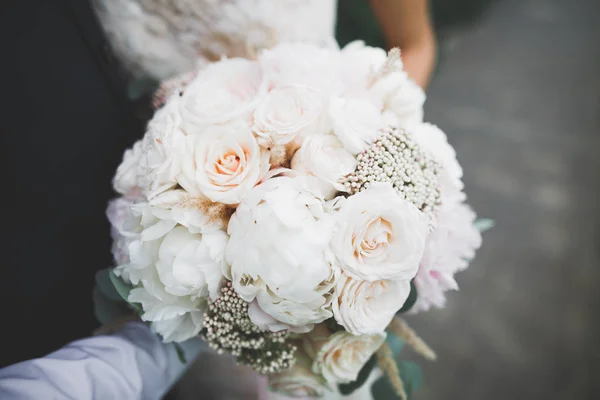 Noiva segurando grande e bonito buquê de casamento com flores — Fotografia de Stock