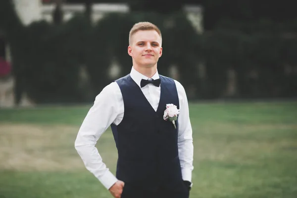 Headshot portrait of young man smiling isolated on outside outdoors background — Stock Photo, Image