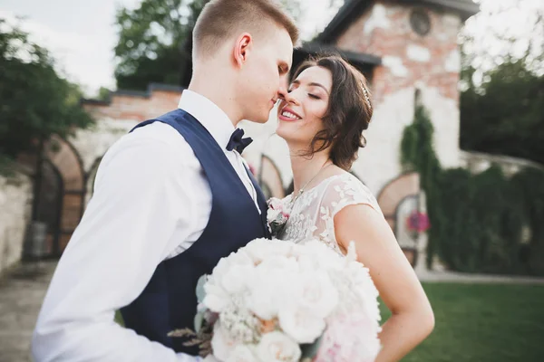 Preciosa pareja feliz boda, novia con vestido blanco largo posando en la hermosa ciudad —  Fotos de Stock