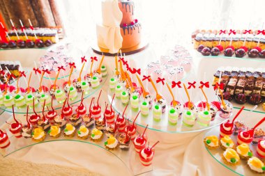 Düğün şekeri büfesinde lezzetli tatlılar, tatlılar, kekler.