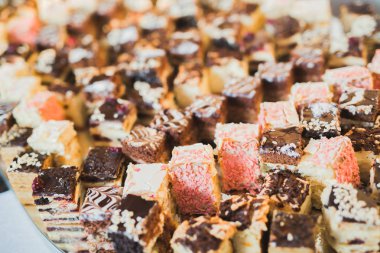 Düğün şekeri büfesinde lezzetli tatlılar, tatlılar, kekler.