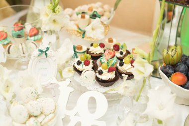 Düğün şekeri büfesinde lezzetli tatlılar, tatlılar, kekler.