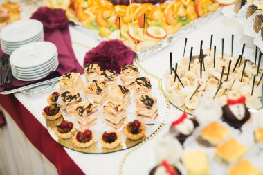 Düğün şekeri büfesinde lezzetli tatlılar, tatlılar, kekler.