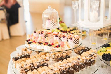 Düğün şekeri büfesinde lezzetli tatlılar, tatlılar, kekler.