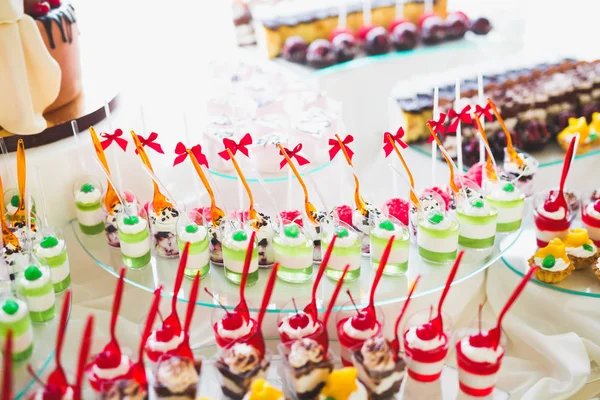 Delicious sweets on wedding candy buffet with desserts, cupcakes — Stock Photo, Image