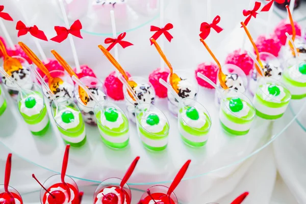 Délicieux bonbons sur un buffet de bonbons de mariage avec desserts, cupcakes — Photo