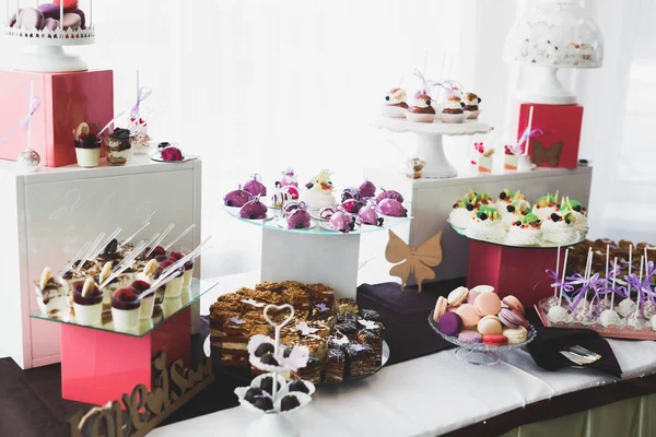 Вкусные сладости на свадьбе конфеты шведский стол с десертами, кексы — стоковое фото