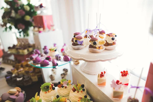 Delicious sweets on wedding candy buffet with desserts, cupcakes — Stock Photo, Image