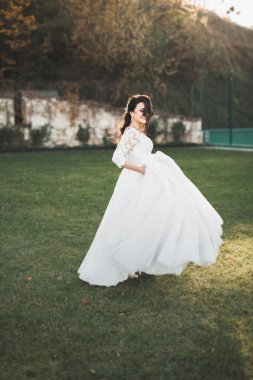 Parkta mükemmel bir elbiseyle dönen güzel gelin.