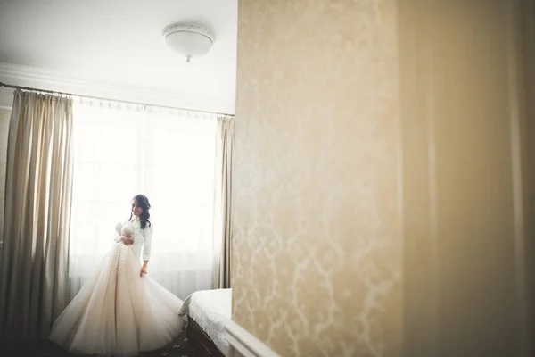 Retrato de novia hermosa con velo de moda en la mañana de la boda — Foto de Stock