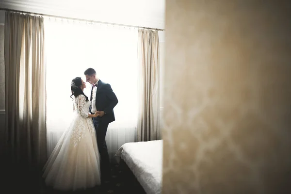 Bonito noiva feliz e noivo se preparando para o casamento — Fotografia de Stock