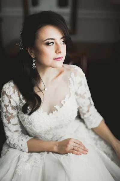Portré egy gyönyörű divat menyasszony, édes és érzéki. Esküvői smink és haj — Stock Fotó