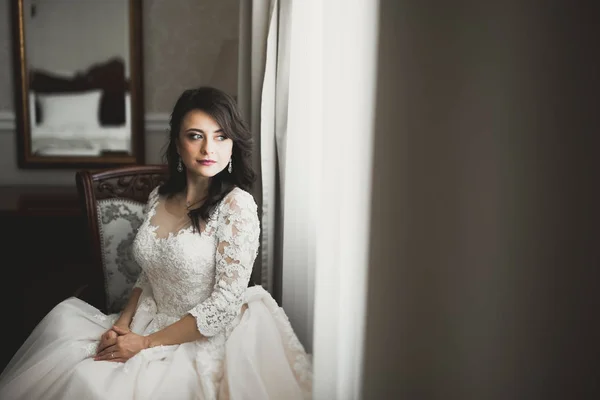 Ritratto di una bella sposa di moda, dolce e sensuale. Trucco nuziale e capelli — Foto Stock