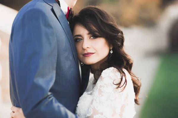 Nahaufnahme eines netten jungen Hochzeitspaares — Stockfoto