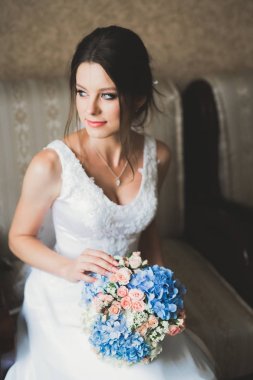 Düğün sabahı peçeli güzel bir gelin portresi.