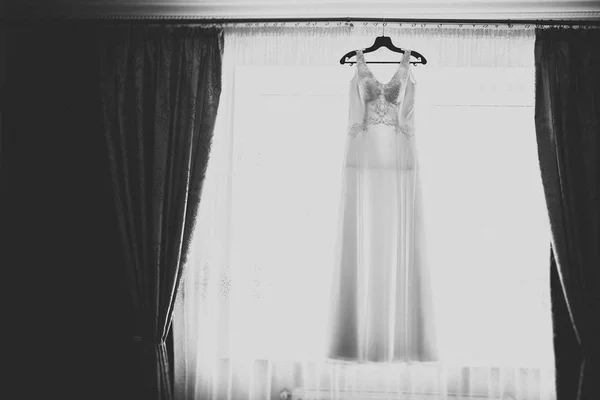 L'abito da sposa perfetto nella stanza della sposa — Foto Stock