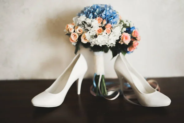 Zapatos de boda blancos y elegantes para novia. Primer plano — Foto de Stock