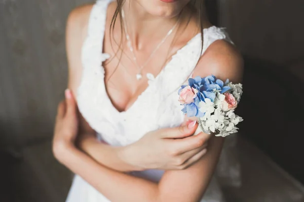 Magnifique mariée en robe posant et se préparant pour la cérémonie de mariage visage dans une chambre — Photo