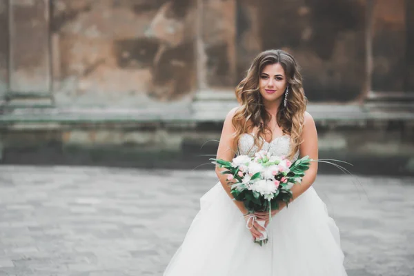 Красива модна наречена в весільній сукні позує — стокове фото