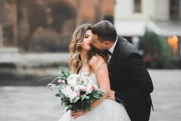 Kaukasisch gelukkig romantisch jong koppel vieren hun huwelijk. Buiten — Stockfoto