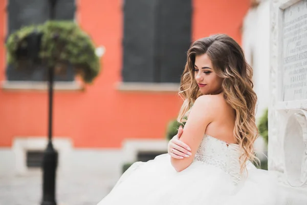 Schöne Modebraut im Brautkleid posiert — Stockfoto