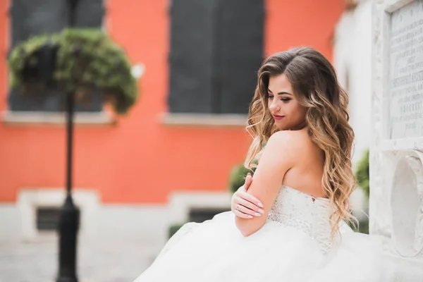 Beautiful fashion bride in wedding dress posing — Stock Photo, Image