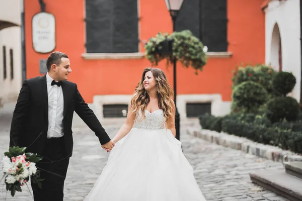 Caucasico felice romantica giovane coppia che celebra il loro matrimonio. All'aperto — Foto Stock